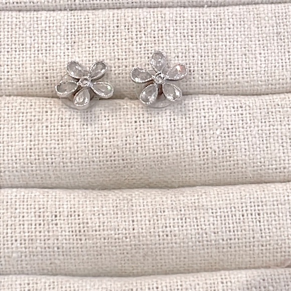 Beautiful sterling silver flower earrings - Picture 1 of 5